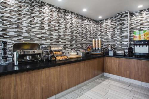 Cuisine ou kitchenette dans l'établissement La Quinta by Wyndham Winchester