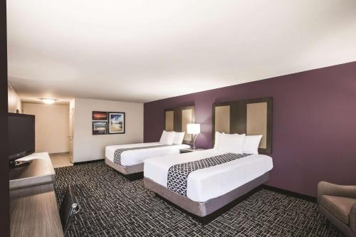 Ένα ή περισσότερα κρεβάτια σε δωμάτιο στο La Quinta by Wyndham Walker - Denham Springs