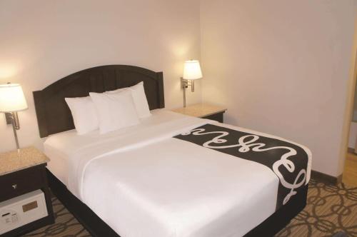 a large bed in a hotel room with aigil at La Quinta by Wyndham Springfield South in Springfield