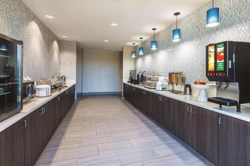 un ristorante con un bar-caffetteria asteriscasteriscasterisco asterisco. di La Quinta by Wyndham Terre Haute a Terre Haute