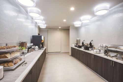 Кухня или мини-кухня в La Quinta by Wyndham Dallas Northeast-Arboretum
