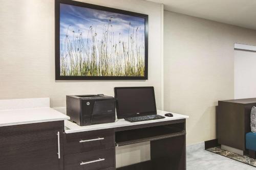 a office with a computer and a printer on a desk at La Quinta by Wyndham Walker - Denham Springs in Walker