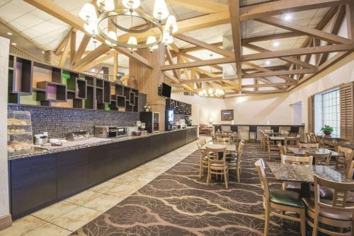 a restaurant with tables and chairs and a bar at Mountain Valley Inn & Suites in Silverthorne