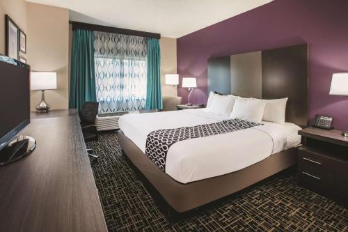 um quarto de hotel com uma cama grande e uma janela em La Quinta Inn by Wyndham Indianapolis North at Pyramids em Indianápolis