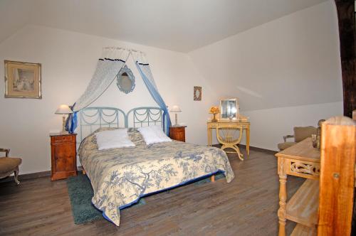 Кровать или кровати в номере Château du Max