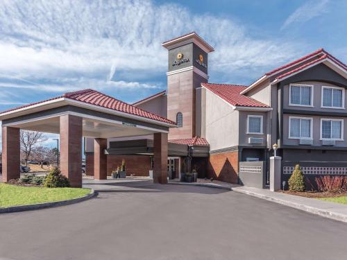 um edifício com uma torre de relógio em cima em La Quinta by Wyndham Denver Tech Center em Greenwood Village