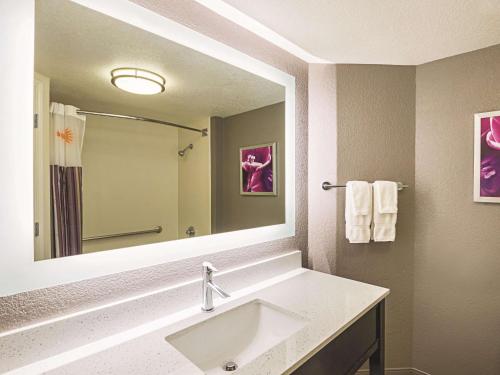 Ett badrum på La Quinta by Wyndham Fort Worth North