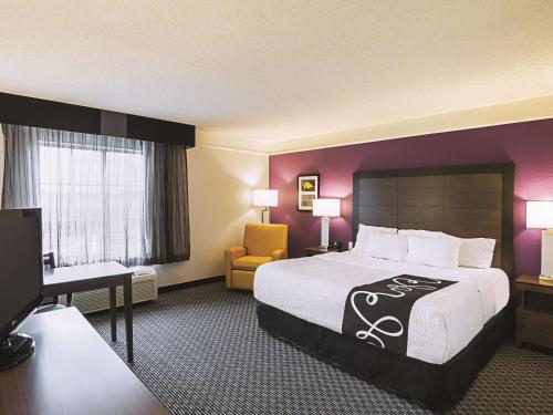 Posteľ alebo postele v izbe v ubytovaní La Quinta by Wyndham Fort Worth City View