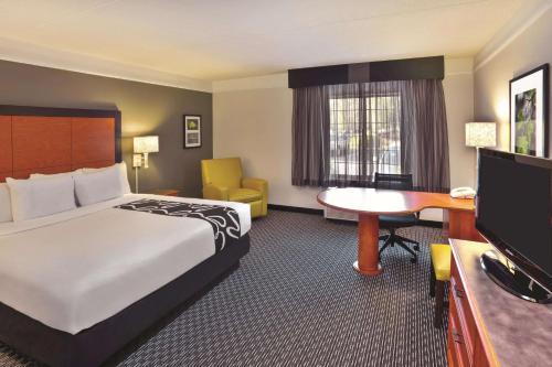 伯明翰的住宿－伯明翰霍姆伍德拉昆塔套房酒店，酒店客房配有一张床、一张书桌和一台电视。