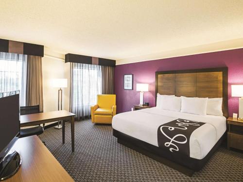Ένα ή περισσότερα κρεβάτια σε δωμάτιο στο La Quinta by Wyndham Fort Worth North
