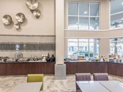 Kuchyň nebo kuchyňský kout v ubytování La Quinta by Wyndham Denver Tech Center