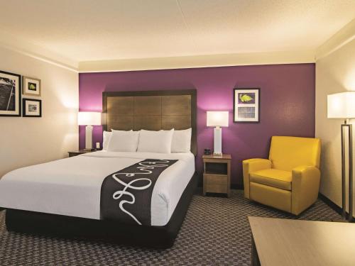เตียงในห้องที่ La Quinta by Wyndham Oklahoma City Norman