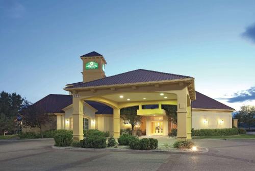 un bâtiment avec une tour d'horloge en haut dans l'établissement La Quinta by Wyndham Pueblo, à Pueblo