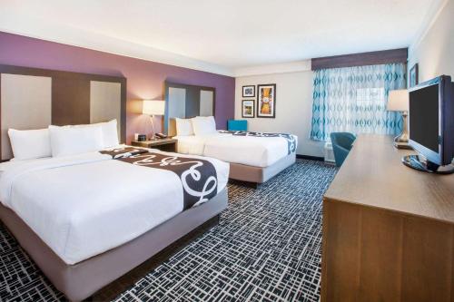 A bed or beds in a room at La Quinta by Wyndham Cincinnati Airport Florence