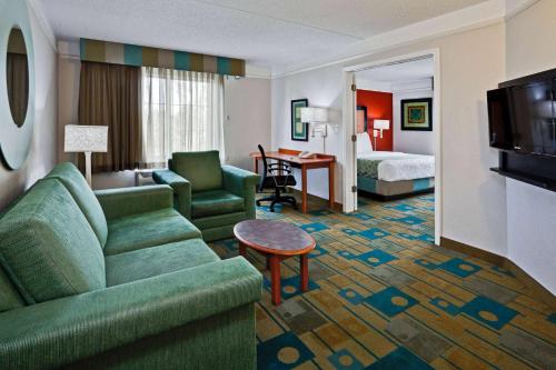 Televisyen dan/atau pusat hiburan di La Quinta by Wyndham USF (Near Busch Gardens)