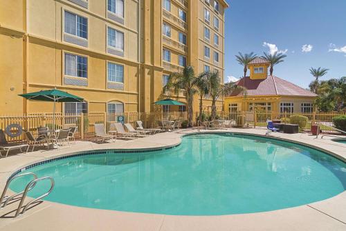una grande piscina di fronte a un hotel di La Quinta by Wyndham Phoenix Mesa West a Mesa