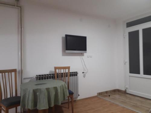 TV tai viihdekeskus majoituspaikassa Apartmani Milivojevic