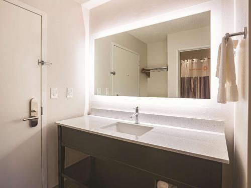 baño con lavabo y espejo grande en La Quinta by Wyndham Atlanta Midtown - Buckhead, en Atlanta