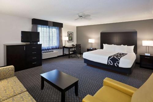 um quarto de hotel com uma cama e um sofá em La Quinta by Wyndham Cleveland Macedonia em Macedonia