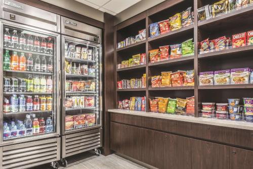 a grocery store aisle with shelves of food and drinks at La Quinta by Wyndham Orlando Lake Mary in Lake Mary