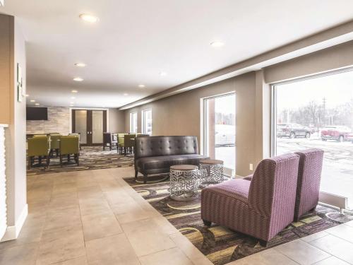 a waiting room with chairs and a couch and a table at La Quinta by Wyndham Cleveland - Airport North in Cleveland