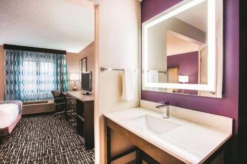 Baño del hotel con lavabo y espejo en La Quinta by Wyndham Cincinnati NE - Mason, en Mason