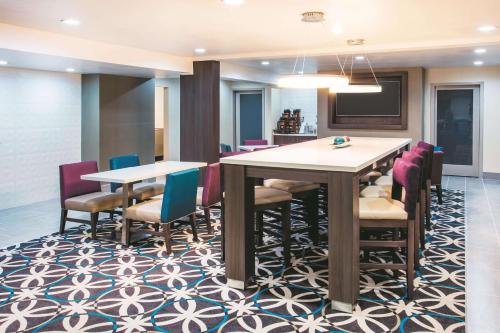 Posezení v ubytování La Quinta by Wyndham Cincinnati NE - Mason