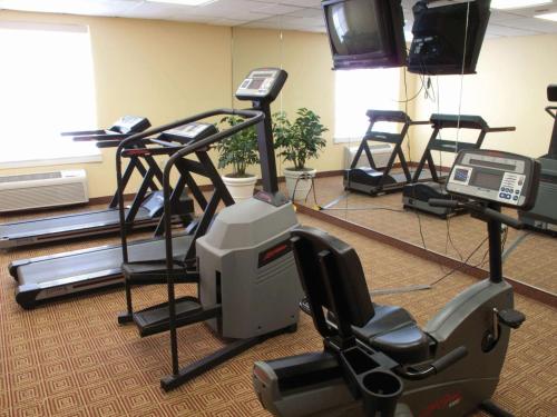 Un gimnasio con varios equipos de ejercicio en una habitación. en La Quinta Inn & Suites by Wyndham Sawgrass, en Sunrise