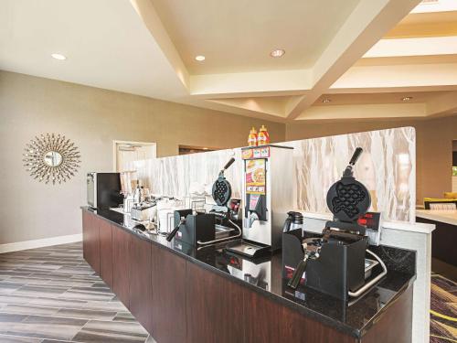 TV a/nebo společenská místnost v ubytování La Quinta by Wyndham Fort Worth City View