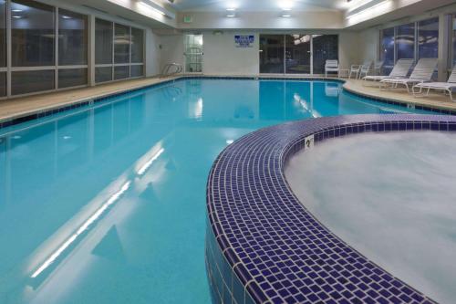 Swimming pool sa o malapit sa La Quinta by Wyndham Salt Lake City Airport