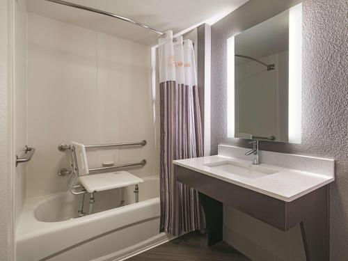 La Quinta by Wyndham Dallas Plano West Image
