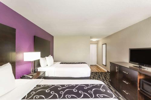 Un pat sau paturi într-o cameră la La Quinta by Wyndham Orlando Universal area