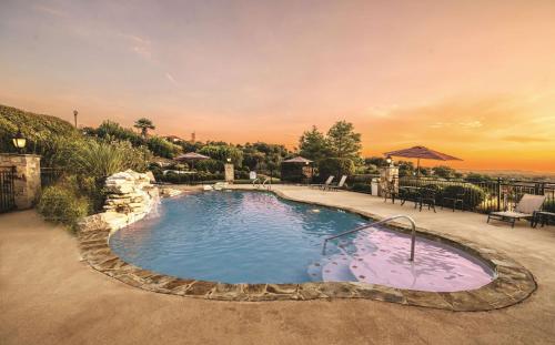 a large swimming pool in the middle of a yard at La Quinta by Wyndham Marble Falls in Marble Falls