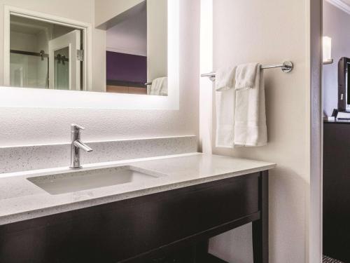 La Quinta by Wyndham Cleveland - Airport North Image
