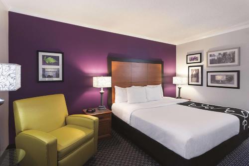 Letto o letti in una camera di La Quinta by Wyndham Baton Rouge Siegen Lane