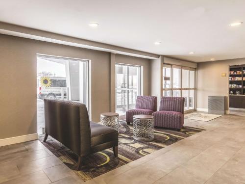 a waiting room with two chairs and a table at La Quinta by Wyndham Cleveland - Airport North in Cleveland