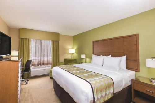 เตียงในห้องที่ La Quinta Inn by Wyndham Austin North