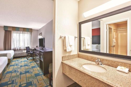 Ванная комната в La Quinta Inn by Wyndham Toledo Perrysburg