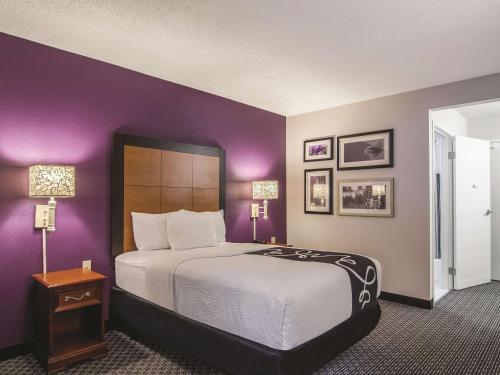 Letto o letti in una camera di La Quinta by Wyndham Baton Rouge Siegen Lane