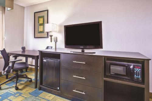 TV o dispositivi per l'intrattenimento presso La Quinta Inn by Wyndham Toledo Perrysburg