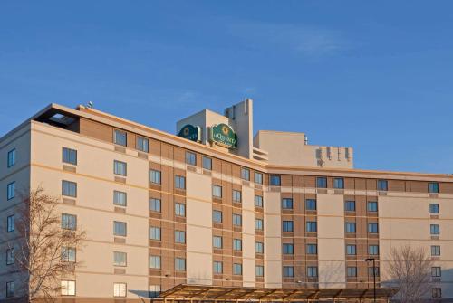 un edificio de hotel con un cartel encima en La Quinta by Wyndham Boston Somerville en Somerville