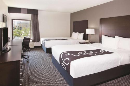Кровать или кровати в номере La Quinta by Wyndham Charleston Riverview