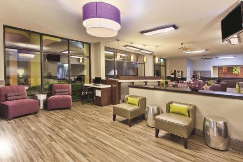 Гостиная зона в La Quinta by Wyndham Charleston Riverview