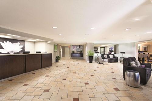 a lobby of a hotel with couches and a waiting room at La Quinta by Wyndham Miami Airport East in Miami