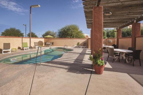 בריכת השחייה שנמצאת ב-La Quinta by Wyndham NW Tucson Marana או באזור