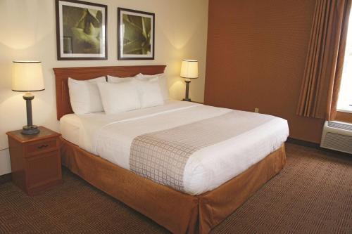 a large bed in a hotel room with two lamps at La Quinta by Wyndham Lakeland East in Lakeland