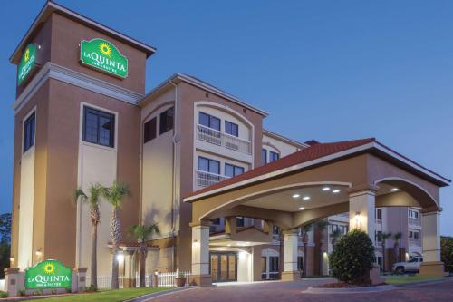 a hotel with a sign on the front of it at La Quinta by Wyndham Fort Walton Beach in Fort Walton Beach