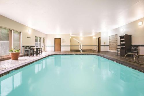 レイシーにあるLa Quinta Inn by Wyndham Olympia - Laceyのホテルの客室内の青い水の大きなプール