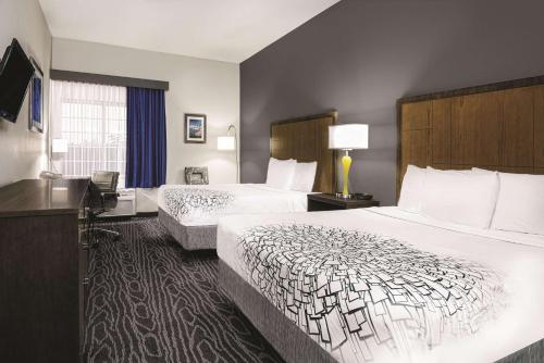 Кровать или кровати в номере La Quinta Inn & Suites by Wyndham Mercedes Outlet Mall