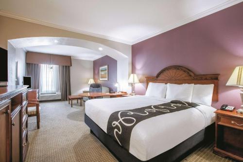 Habitación de hotel con cama grande y escritorio. en La Quinta by Wyndham Gainesville, en Gainesville